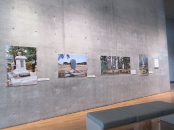 壁面に石碑の写真パネルが展示してある