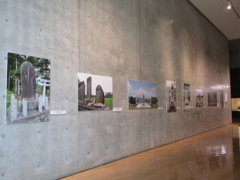 壁面に展示している石碑の写真パネル