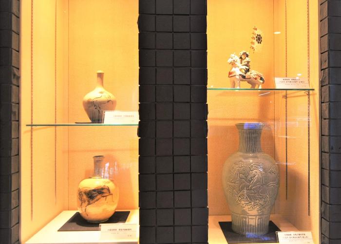 博物館エントランスショーケースの相馬地方の焼き物の展示