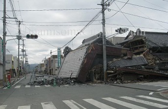 地震で倒壊した家屋