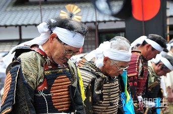 東日本大震災の年に開催された野馬追で黙とうを捧げる武者たち
