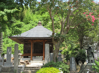 石碑の並ぶ寺の境内の中にあるお堂