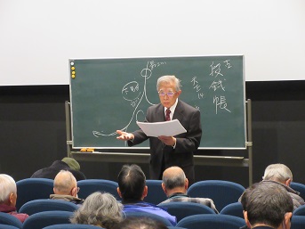 黒板の前で解説する講師