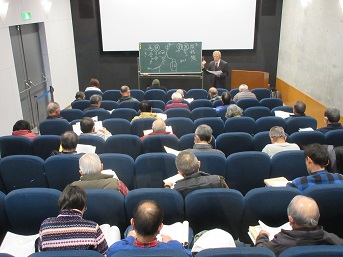 黒板の前で解説する講師