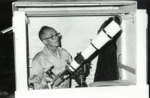 羽田利夫さんが望遠鏡と一緒に写っている写真