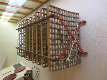 壁に展示している回転蔟
