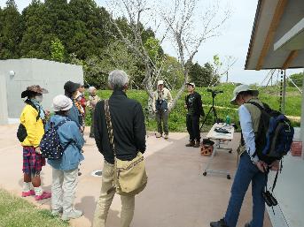観察開始前に講師の説明を聞く参加者たち