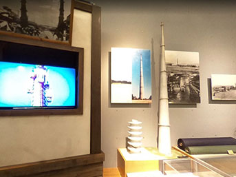 南相馬市博物館展示室の一部で無線塔という電波塔の模型が中央にある。