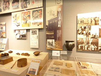 南相馬市博物館展示室の昭和の展示の一部。戦時中の手紙や写真、台所用品などが展示されている。