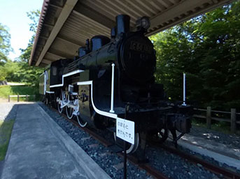 博物館の屋外に展示してあるC50型蒸気機関車の斜め左前方からの画像。
