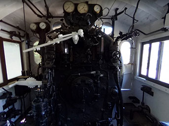 博物館の屋外に展示してあるC50型蒸気機関車内の様子。
