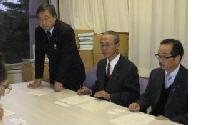 福島県知事に対し、緊急要望書を提出の会談を行っている写真
