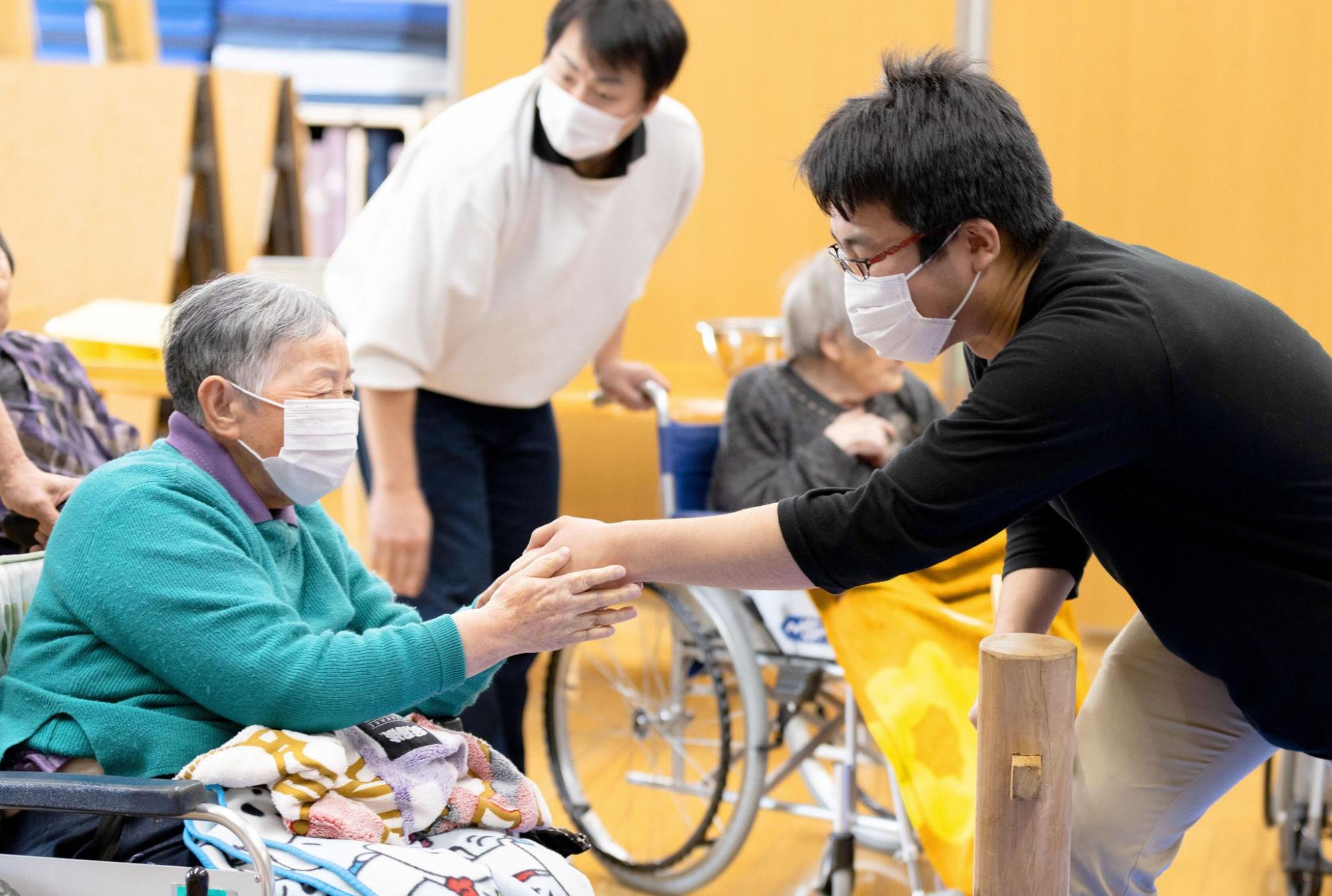 利用者さんとふれあう増田さん