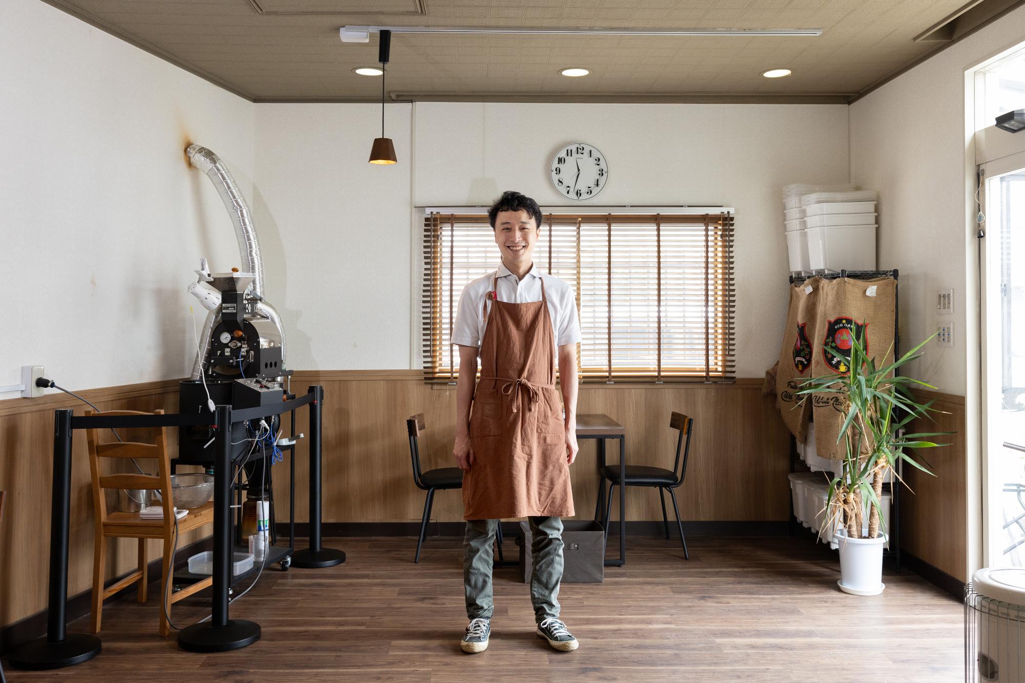 笑顔でお店に立つ青山さん