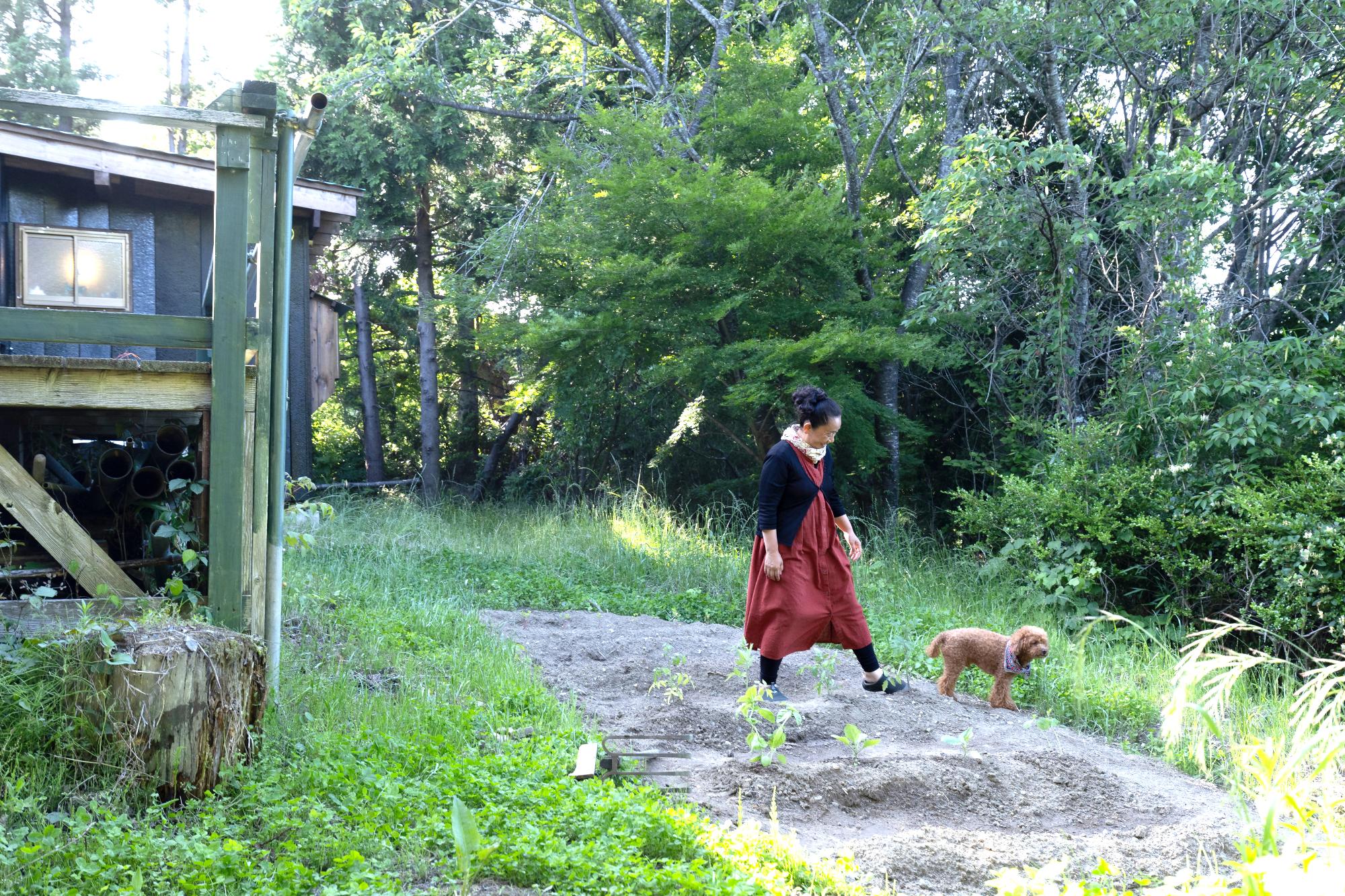 犬のお散歩をする小原さん