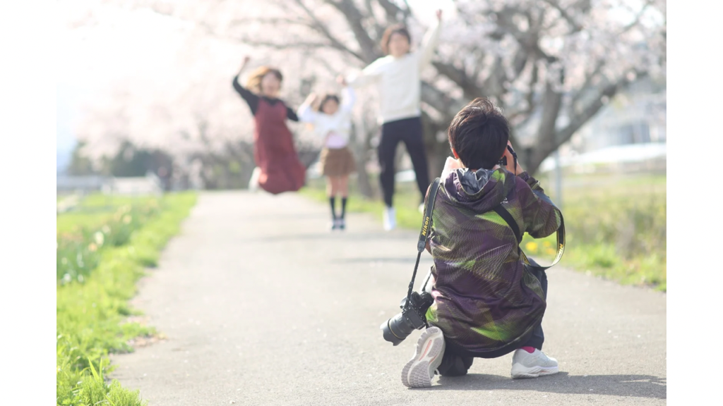 本田奏さんが親子の写真を撮影する様子