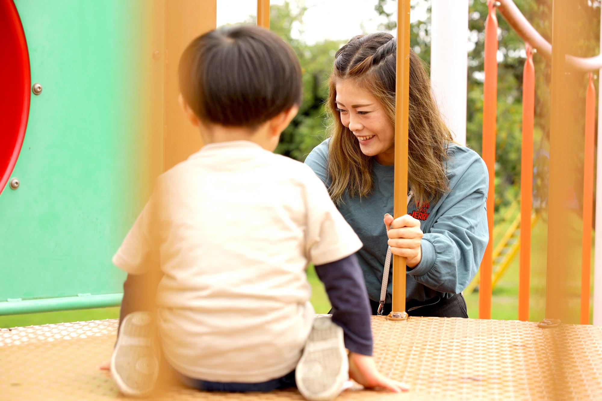 公園で子どもと遊ぶ木村さん