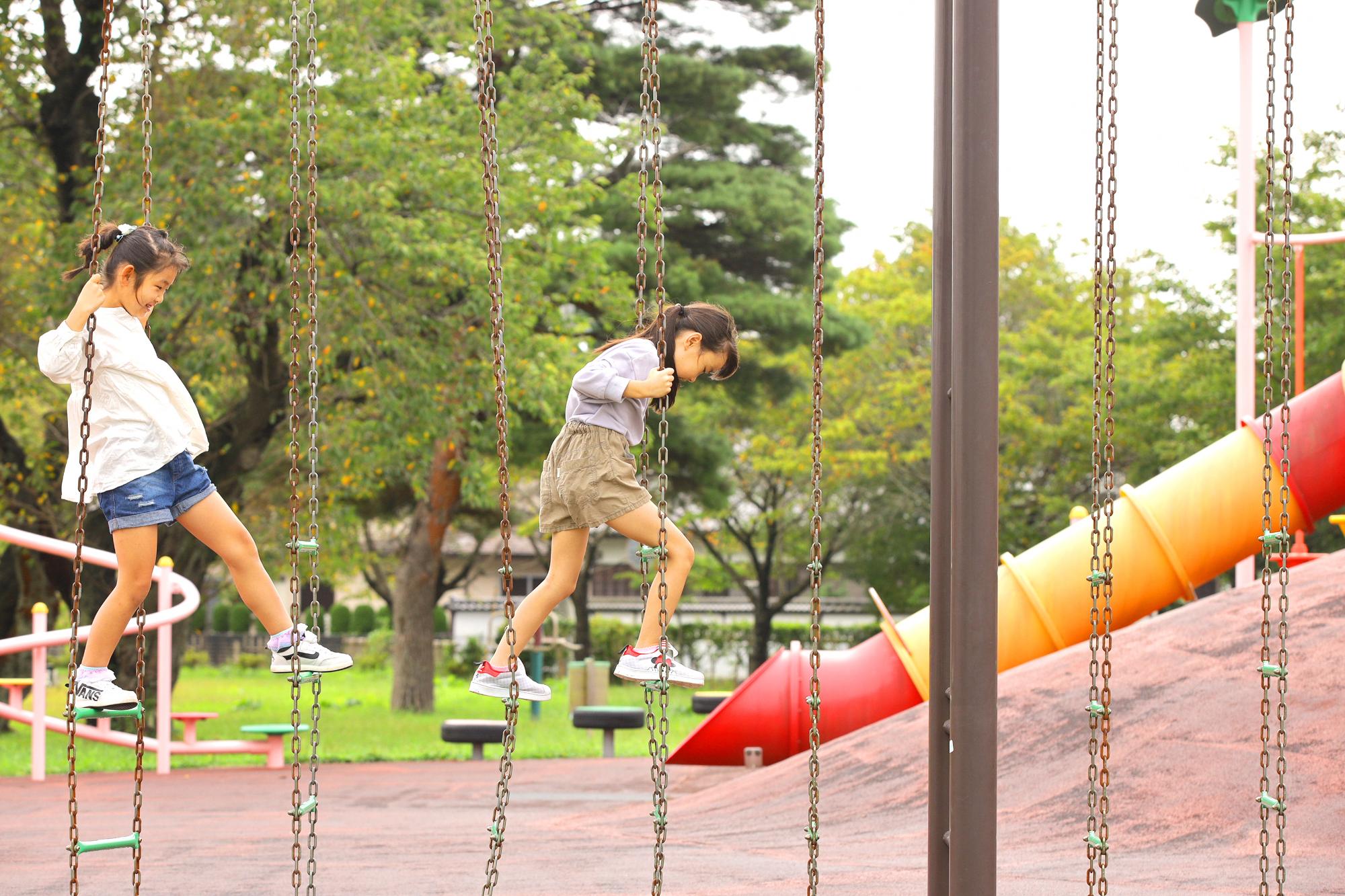 公園で友達と遊ぶ子どもたち