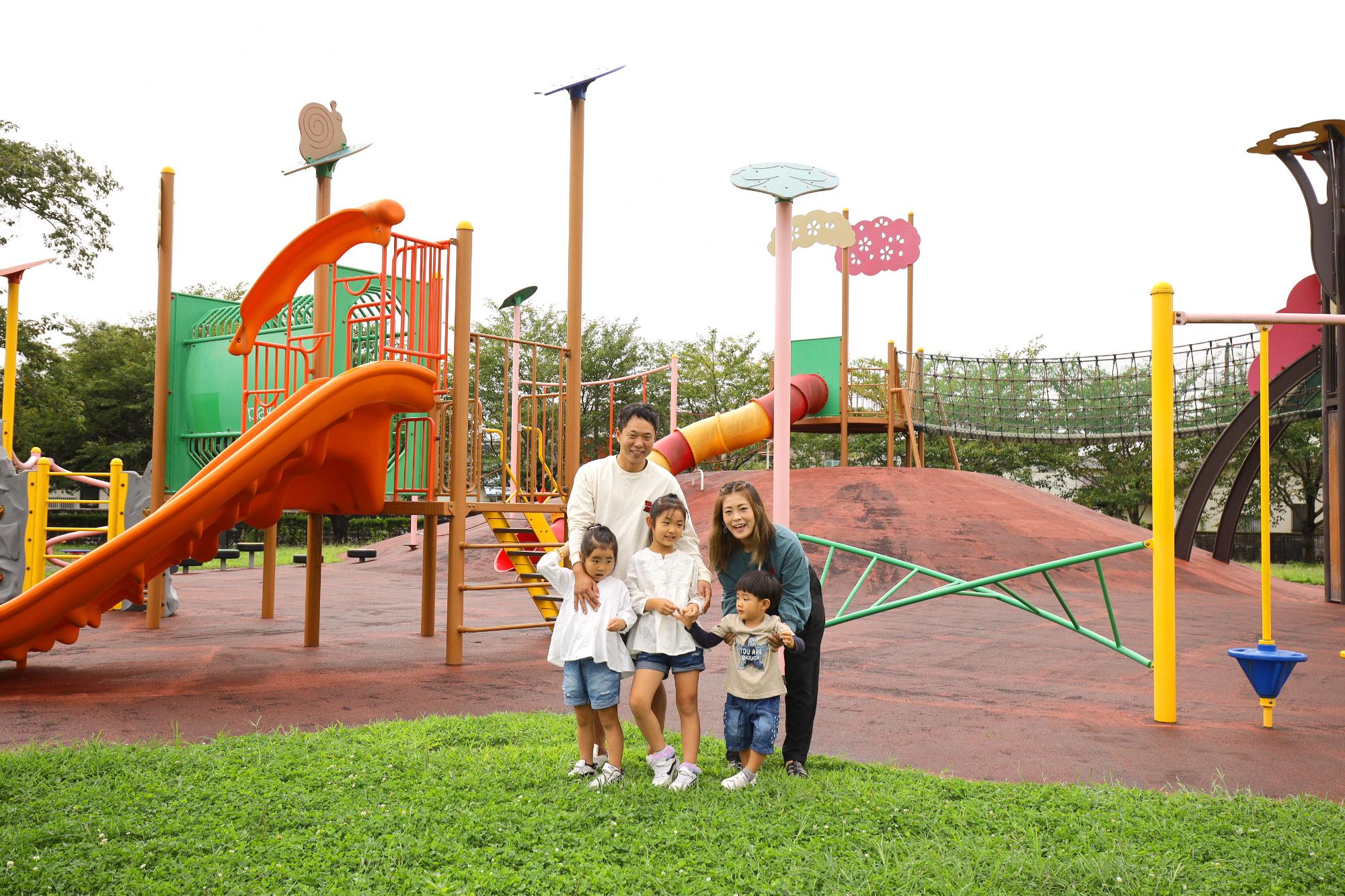 子どもたちと一緒に公園で遊ぶ木村さん