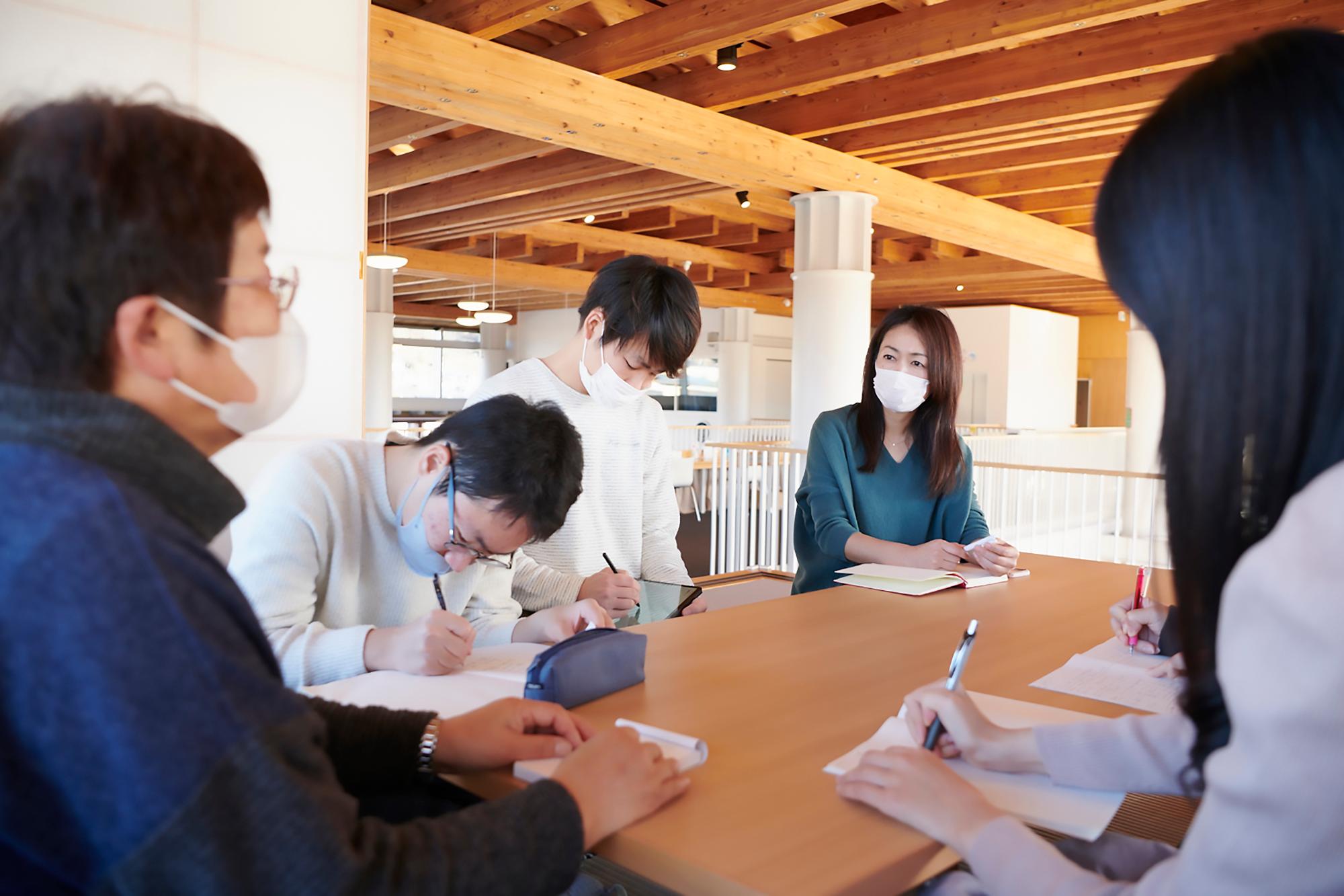 学生をコーディネートする新田さん