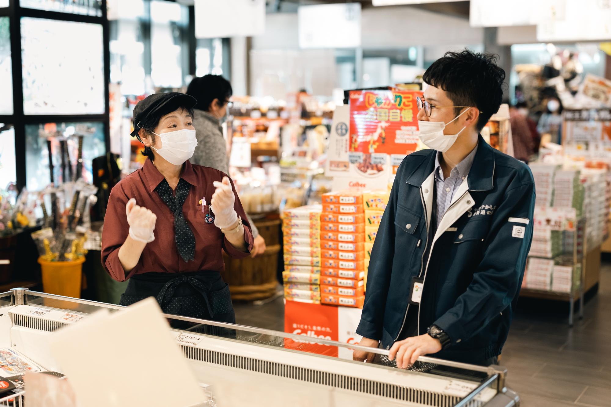 セデッテかしまスタッフと談笑する小川さん