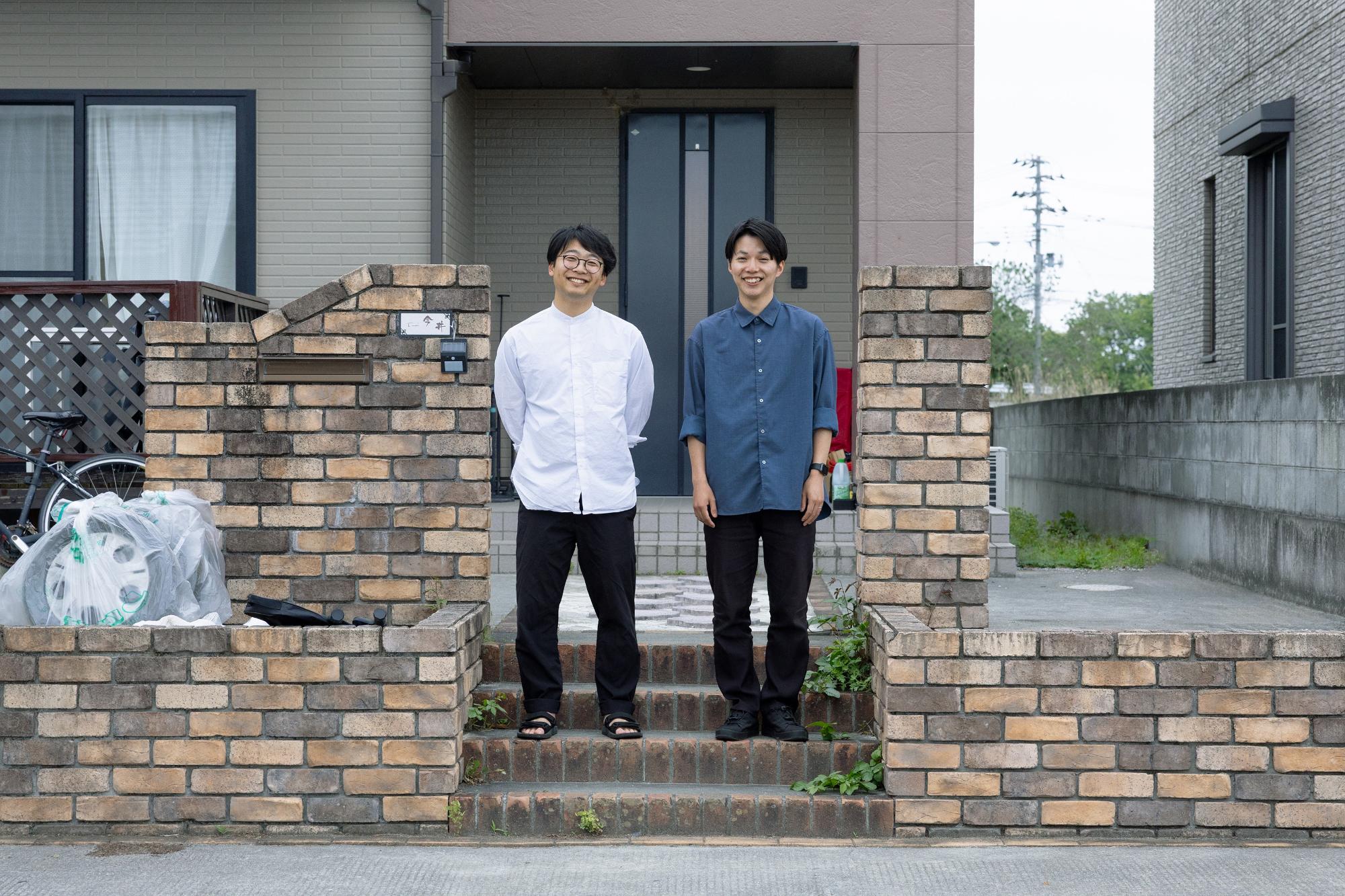 家の前に立つ只野さんと齋藤さん