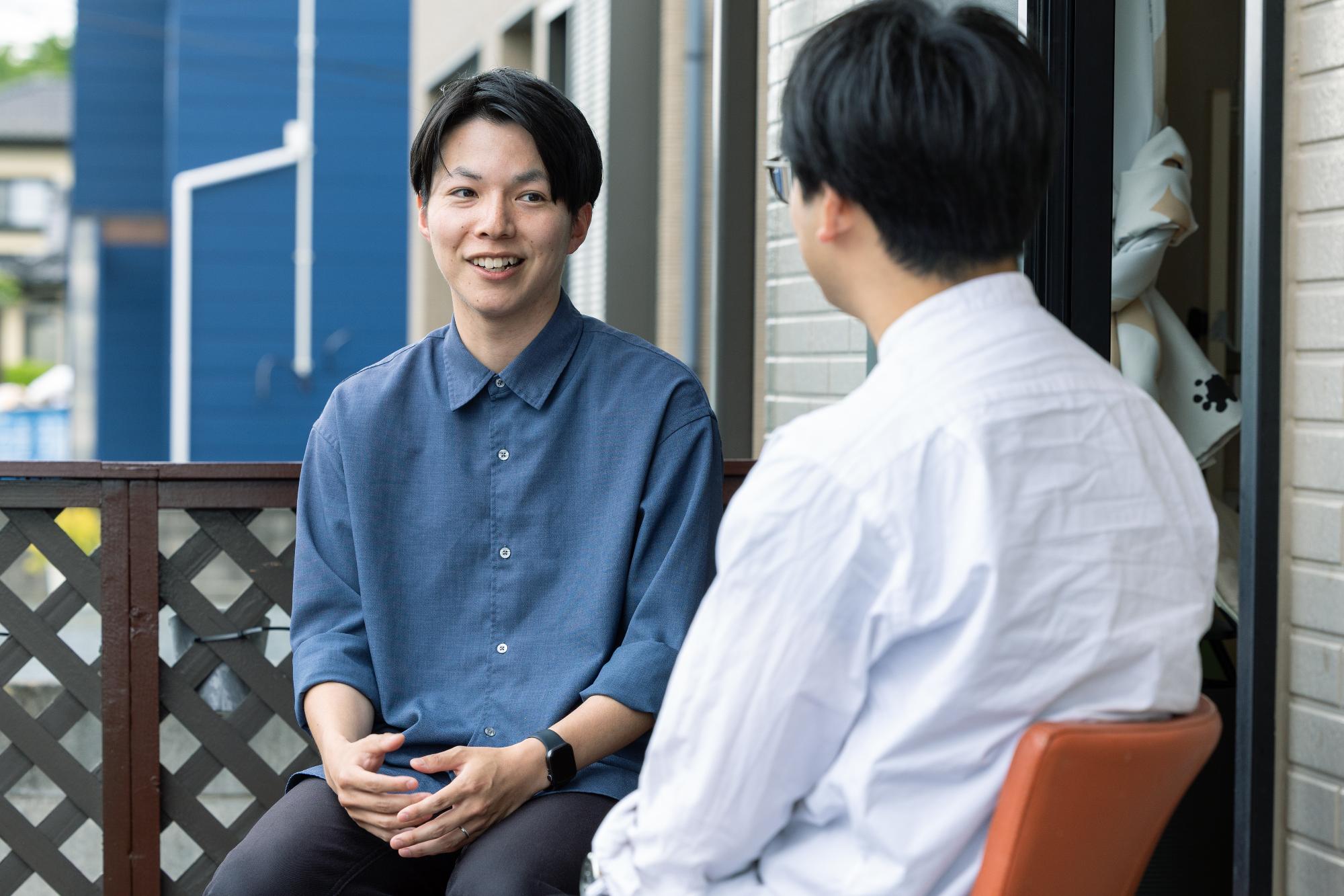 笑顔で只野さんと話す齋藤さん