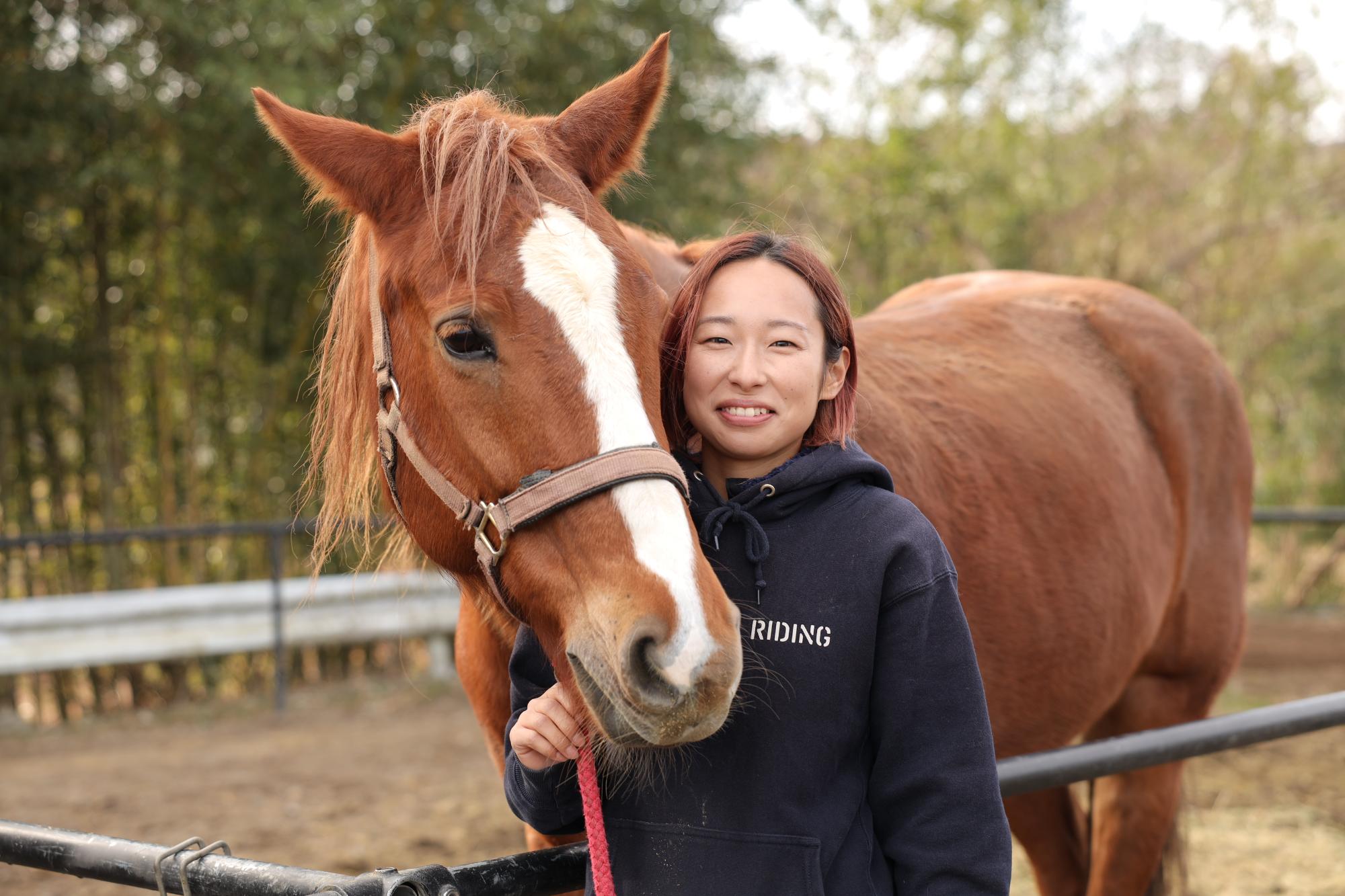 馬と一緒の相山さん