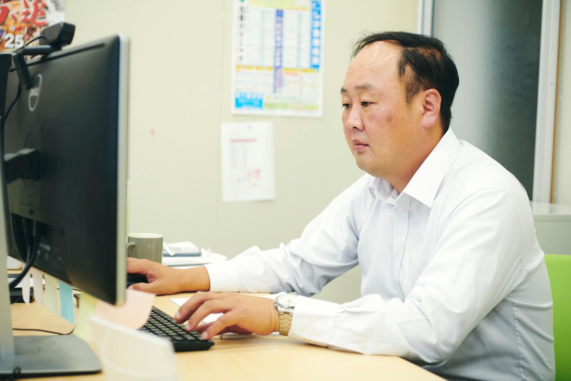 設計からプロジェクト管理、営業まで幅広い仕事を行う上村さん