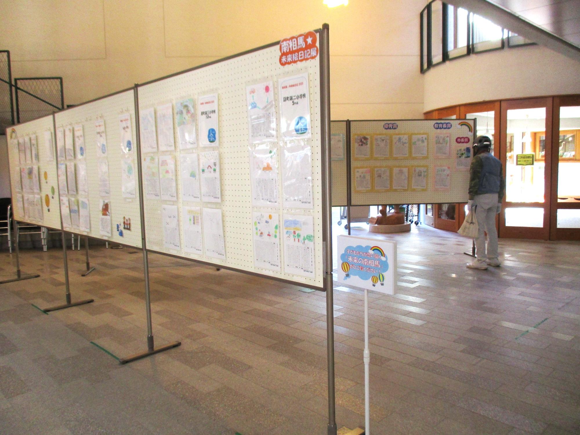 令和7年度展示会の様子（中央図書館）