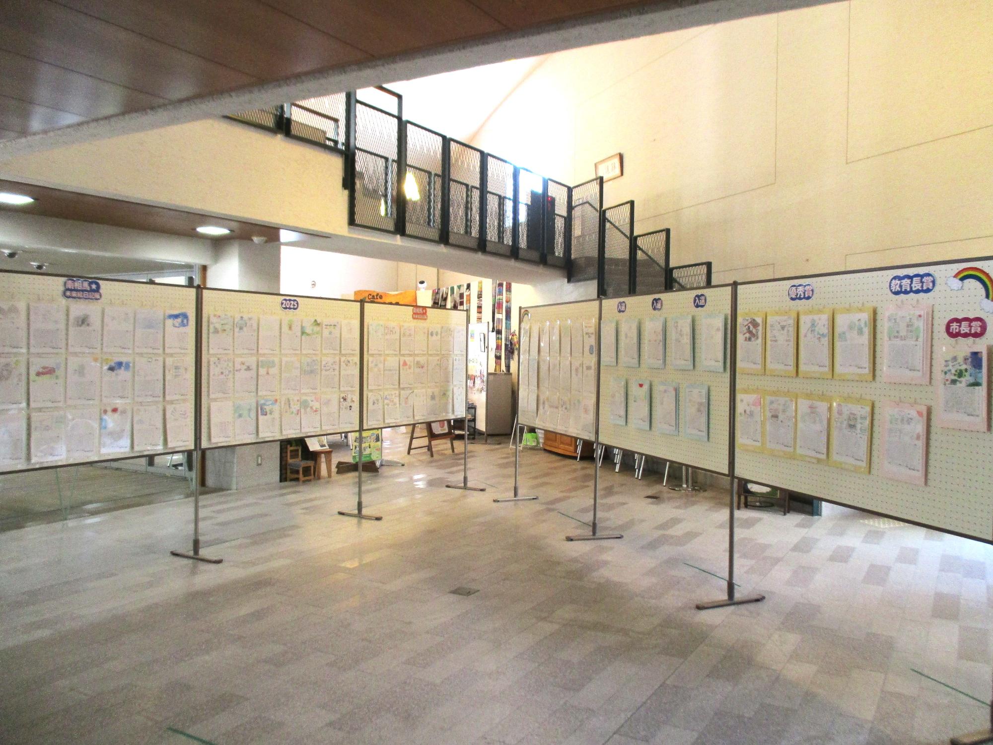 令和7年度展示会の様子（中央図書館）